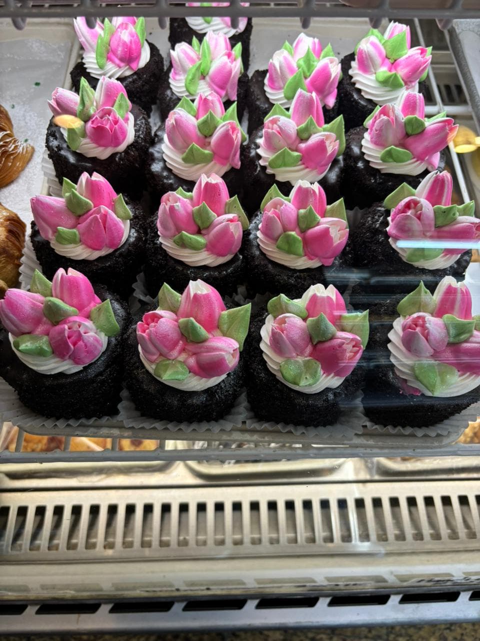 Pink tulip-decorated cupcakes
